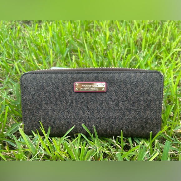Rare Michael Kors Jet Set Dark Brown and Fuchsia Logo Wallet - Picture 1 of 11